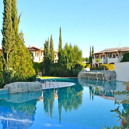 Apartament 2 Bedroom Helena With Private Garden, Aphrodite Hills *