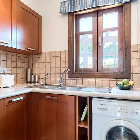 2 Bedroom Helena With Private Garden, Aphrodite Hills Apartman Kúklia
