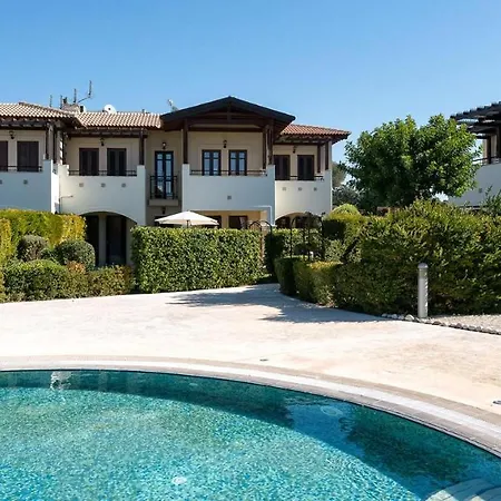 2 Bedroom Helena With Private Garden, Aphrodite Hills Apartman