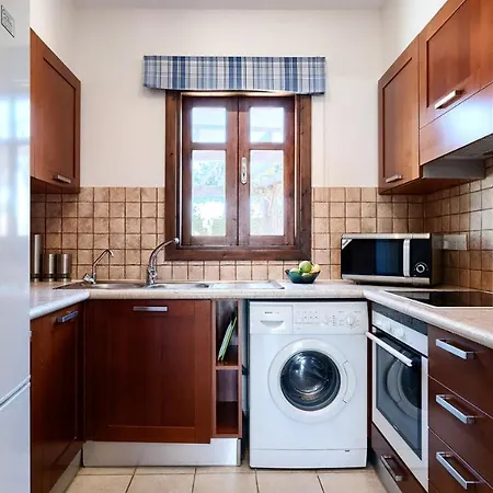 2 Bedroom Helena With Private Garden, Aphrodite Hills Apartman *