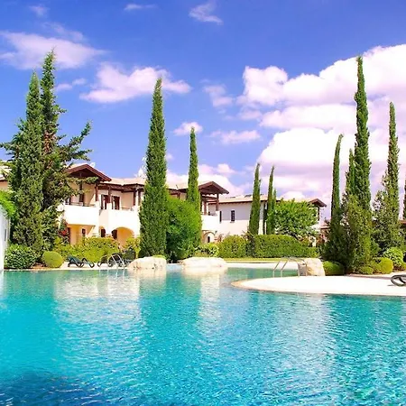 2 Bedroom Helena With Private Garden, Aphrodite Hills Apartman Kúklia